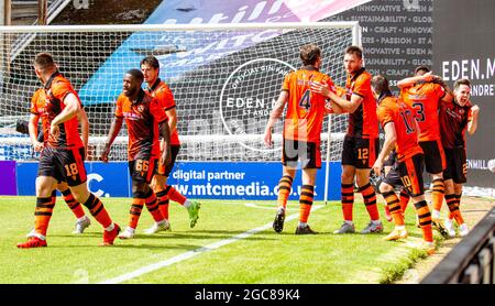 Dundee, Tayside, Schottland, Großbritannien. August 2021. UK Sport: Der Fußballverein Dundee United hat heute die Unbesiegbarkeit der Rangers in der Premiership im Tannadice Park ausgelöscht. Jamie Robson erzielte das einzige Tor des Spiels in der 64. Minute, um fröhliche Szenen in der Heimunterstützung zu entfachen, die Steven Gerrard`s Glasgow Rangers 1-0 im Tannadice Park heute in Dundee besiegte. Dundee United's feiert, nachdem er in der 64. Minute das Eröffnungstreffer gegen die Glasgow Rangers erzielt hat. Kredit: Dundee Photographics/Alamy Live Nachrichten Stockfoto